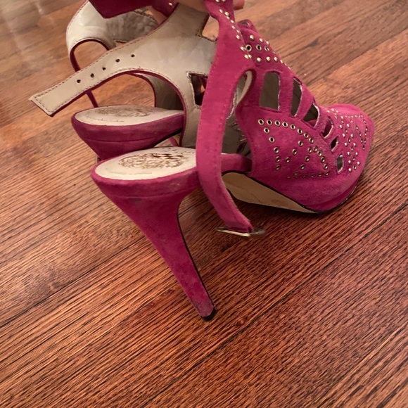 Detailed Vince Camuto Peep Toe Heels - Picture 4 of 5